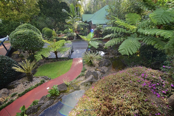 mt tamborine accommodation with garden 