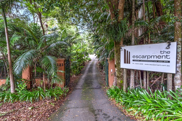 mt tamborine accommodation with garden 