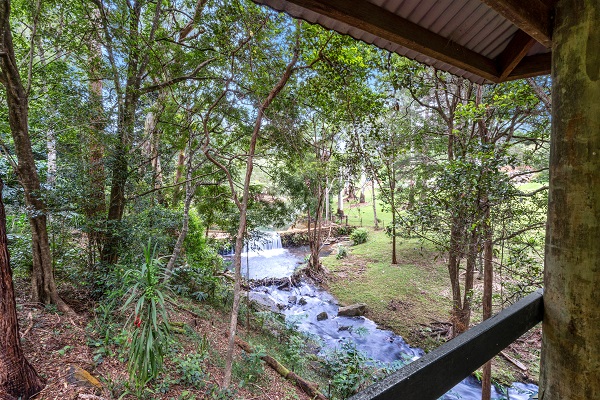 mt tamborine accommodation with garden