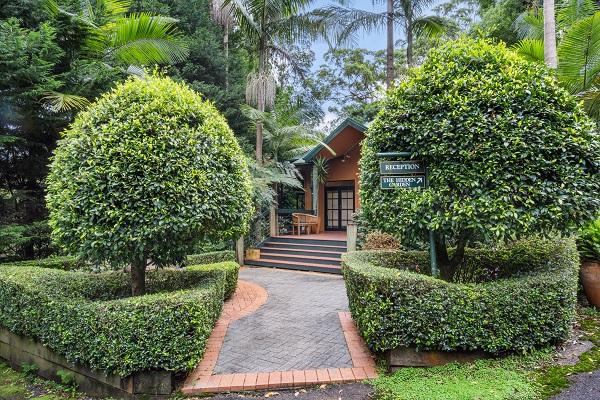 mt tamborine accommodation with garden 