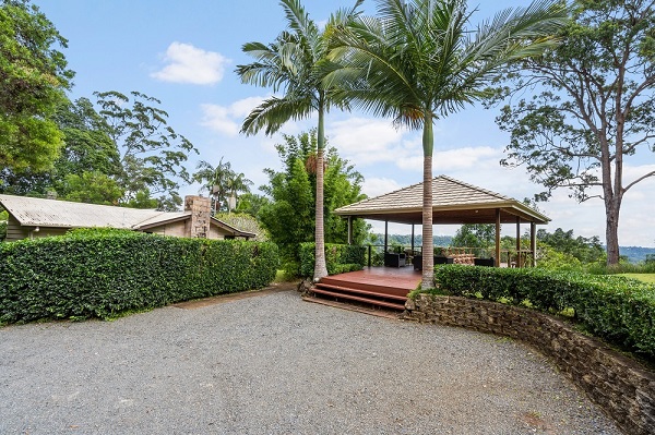 mt tamborine accommodation with garden
