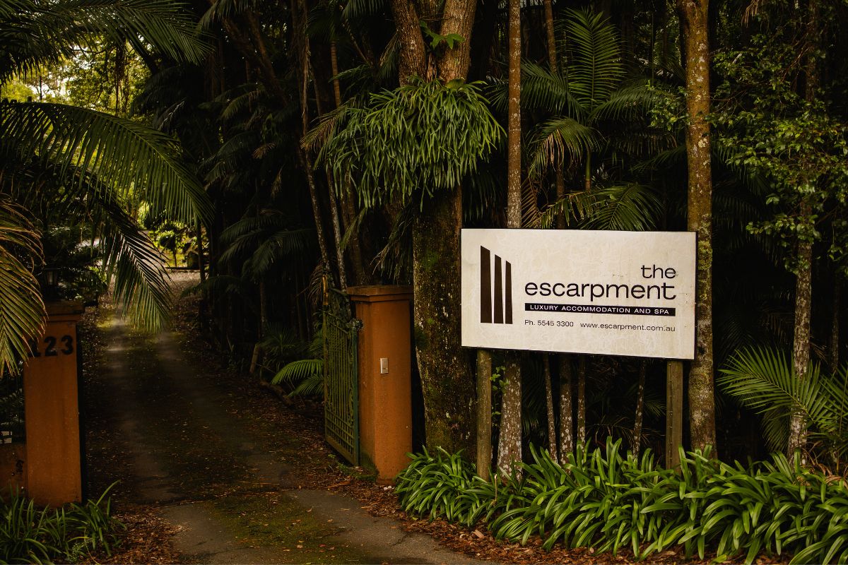 mt tamborine accommodation with garden 